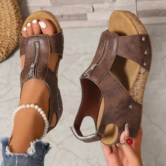 Sandali con Zeppa – Emma – Intagli e Zip