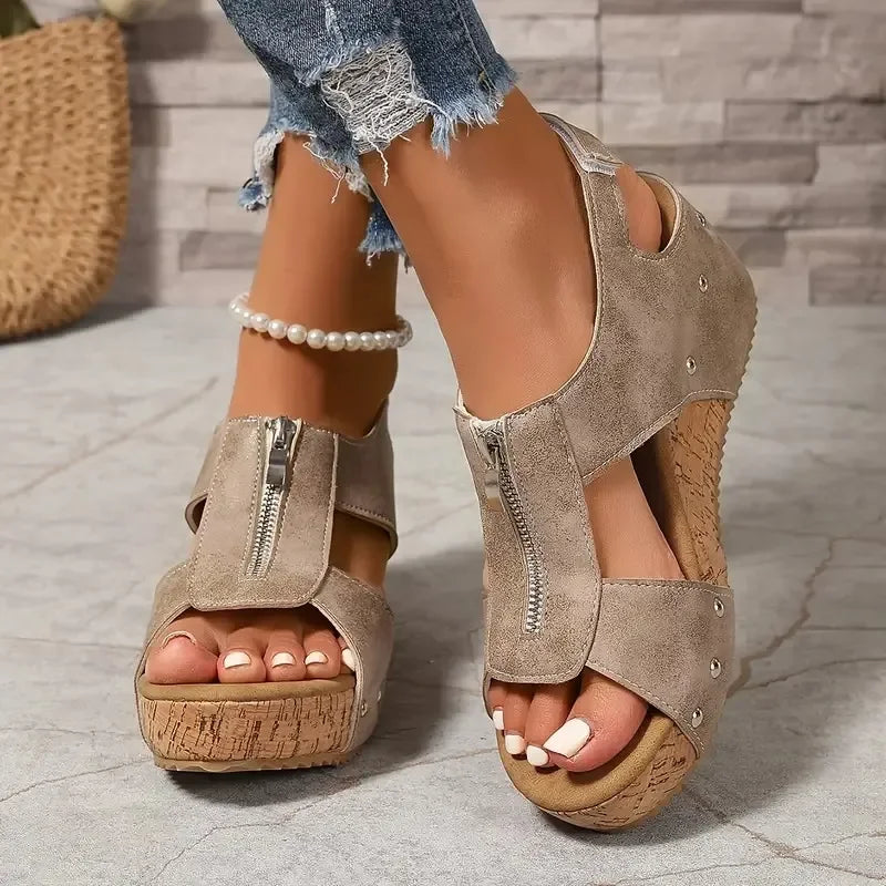 Sandali con Zeppa – Emma – Intagli e Zip
